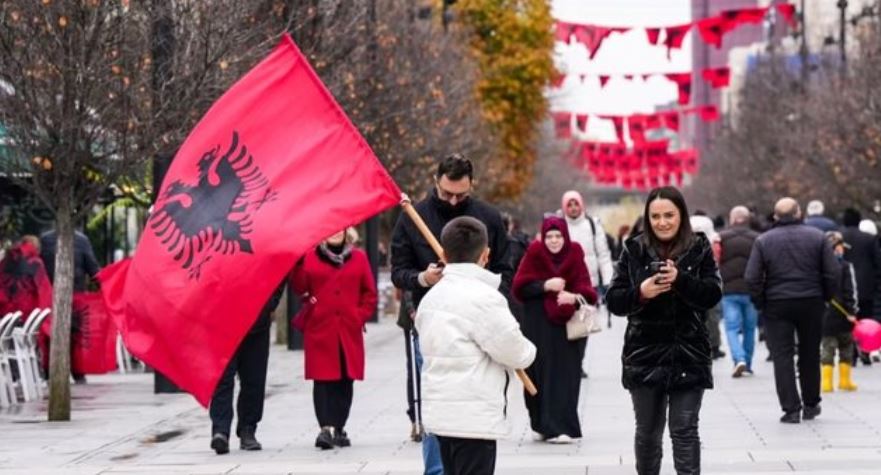 FOTOT/ Festa kuqezi në Prishtinë