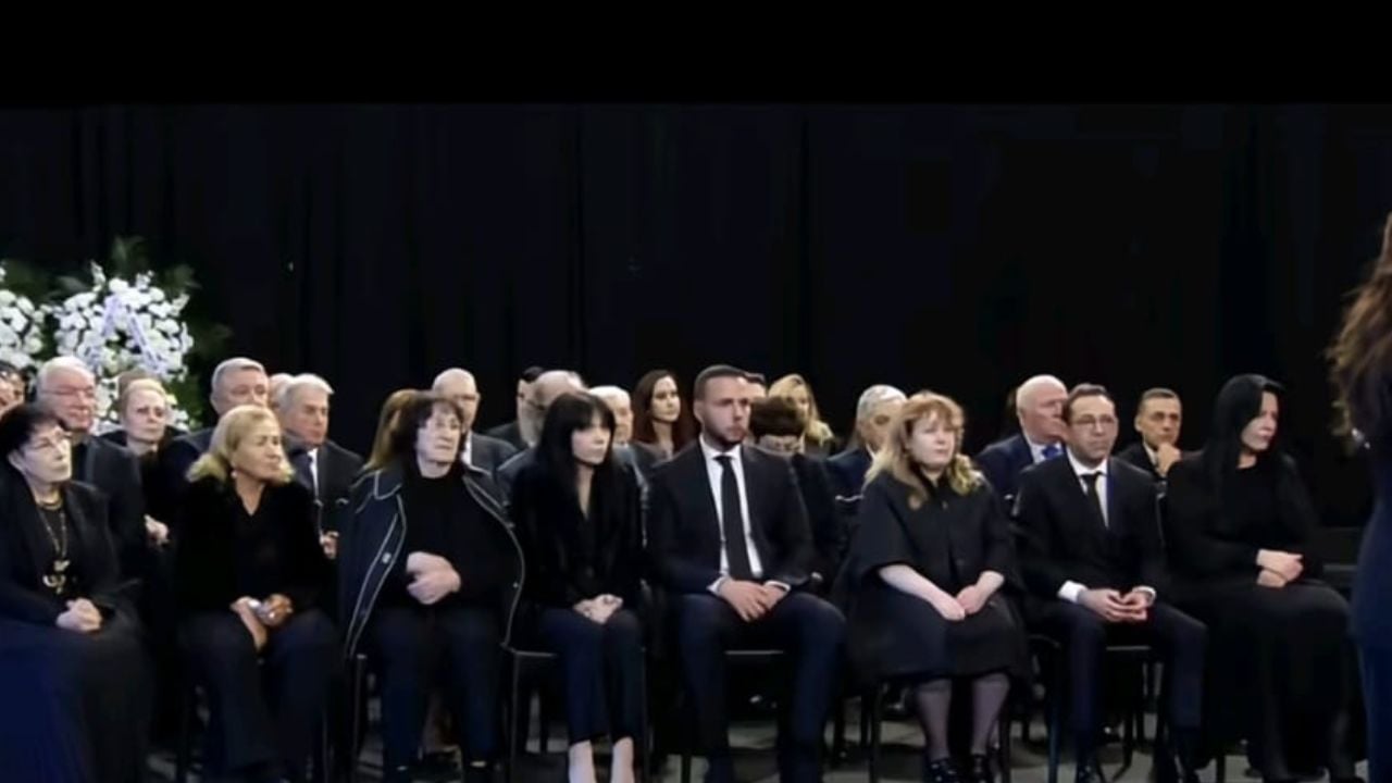 FOTOT/ Ish-bashkëshortja Rexhina dhe Xhoana Nano në pritjen për t’i dhënë lamtumirën e fundit Fatos Nanos