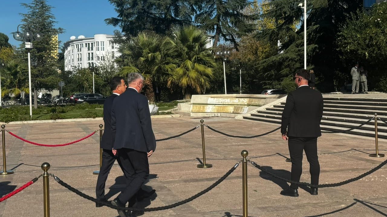 FOTOT/ Opozita nderon Fatos Nanon, të pranishëm Mediu, Duka, Gjekmarkaj, Noka dhe Basha