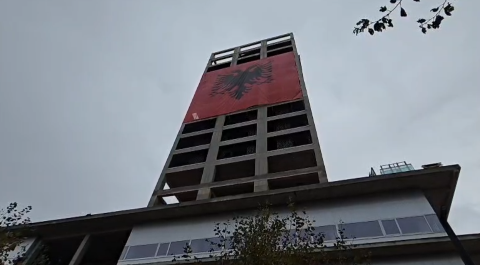 FOTOT/ Qyteti i Vlorës “vishet” kuq e zi në prag të festës së Pavarësisë