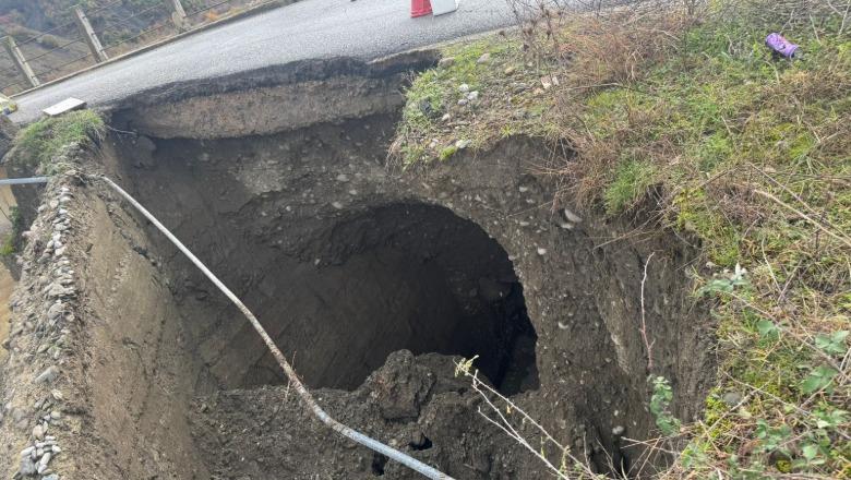 FOTOT- Situata me motin e keq/ Krijohet një gropë e madhe pranë urës në Gramsh, shkak rrëshqitja e dheut