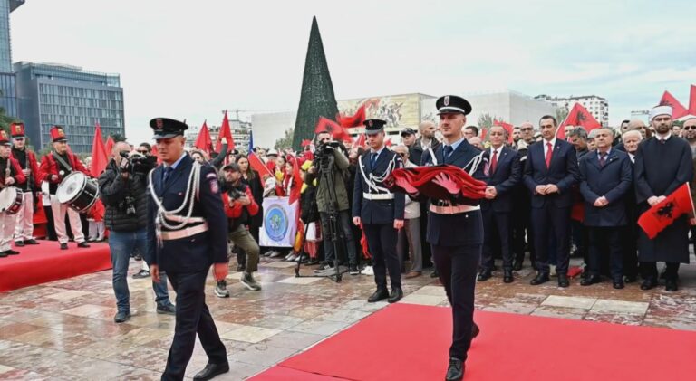 FOTOT/ Tirana ‘vishet’ kuq e zi! Mbahen ceremonia festive për Ditën e Flamurit