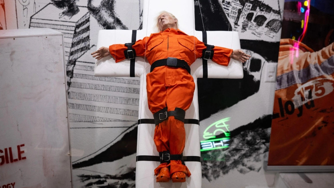 (FOTOT)Shkakton reagime të shumta/ I lidhur në një kryq, ekspozohet skulptura prej dylli e Trump në Zvicër