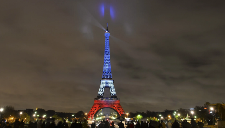 Franca përkujton sulmet/ Një dekadë nga terrori i 13 nëntorit, mbi 130 viktima dhe 400 të plagosur