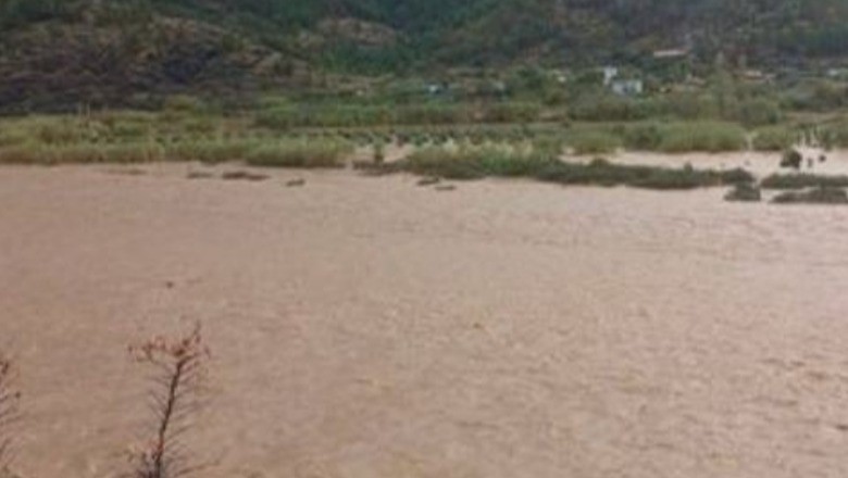 Fshati Sheqeras në Maliq rrezikon përmbytjen, prurjet dobësojnë argjinaturën e lumit