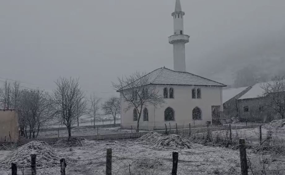 Fshatrat malore të Librazhdit zbardhen nga borë, rrugët mbeten të kalueshme
