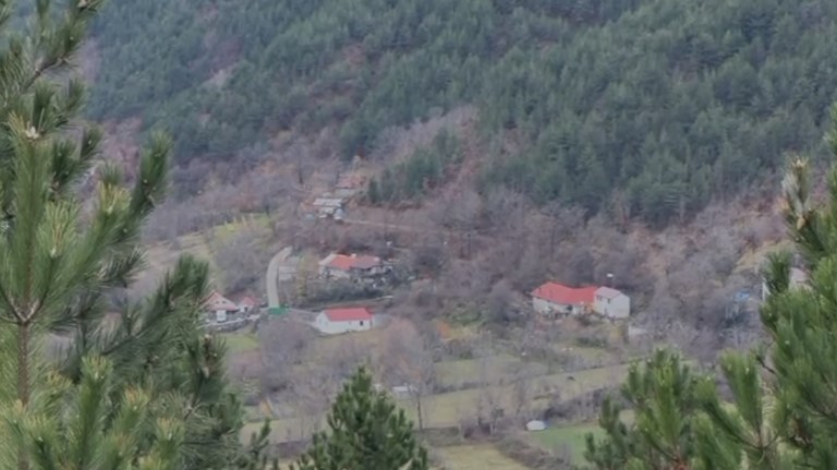 Fushë-Arrëz, 2 personat e armatosur vijojnë të ngujuar në banesë. Vëllai i njërit prej tyre dërgohet për negociata! Vijojnë thirrjet për..