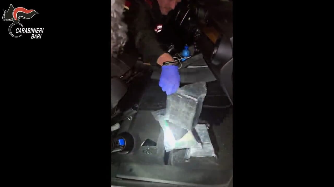 Gjashtë kilogramë kokainë dhe mbi 18 mijë euro të fshehura nën sedilje, si tentoi t’i shpëtonte karabinierëve 21-vjeçari shqiptar