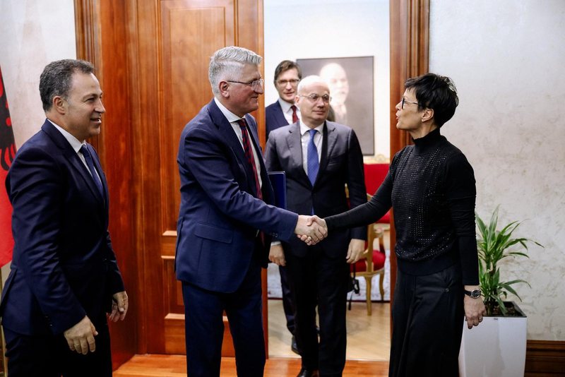 Gjekmarkaj takon Marta Kos: Integrimi europian s’mund të ndërtohet mbi shkeljen e zgjedhjeve dhe arrestimin e liderit të opozitës