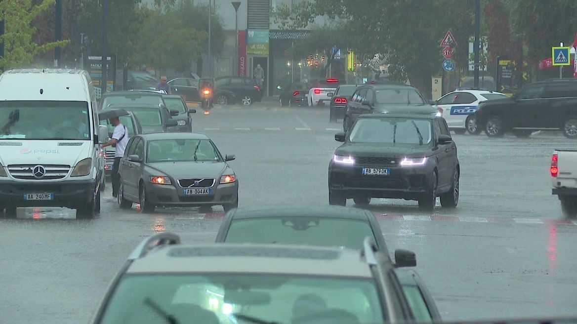 Gjendje alerti për reshjet , rrezik përmbytjesh