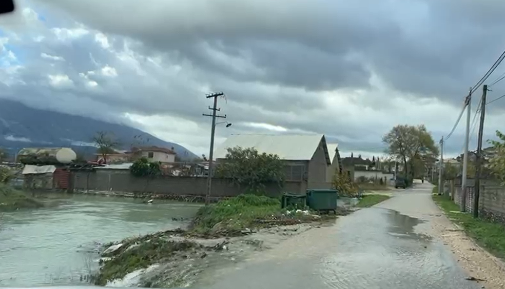 Gjirokastër, përmbytje në disa zona të fshatit Derviçan, uji hynë në oborrin e disa banesave