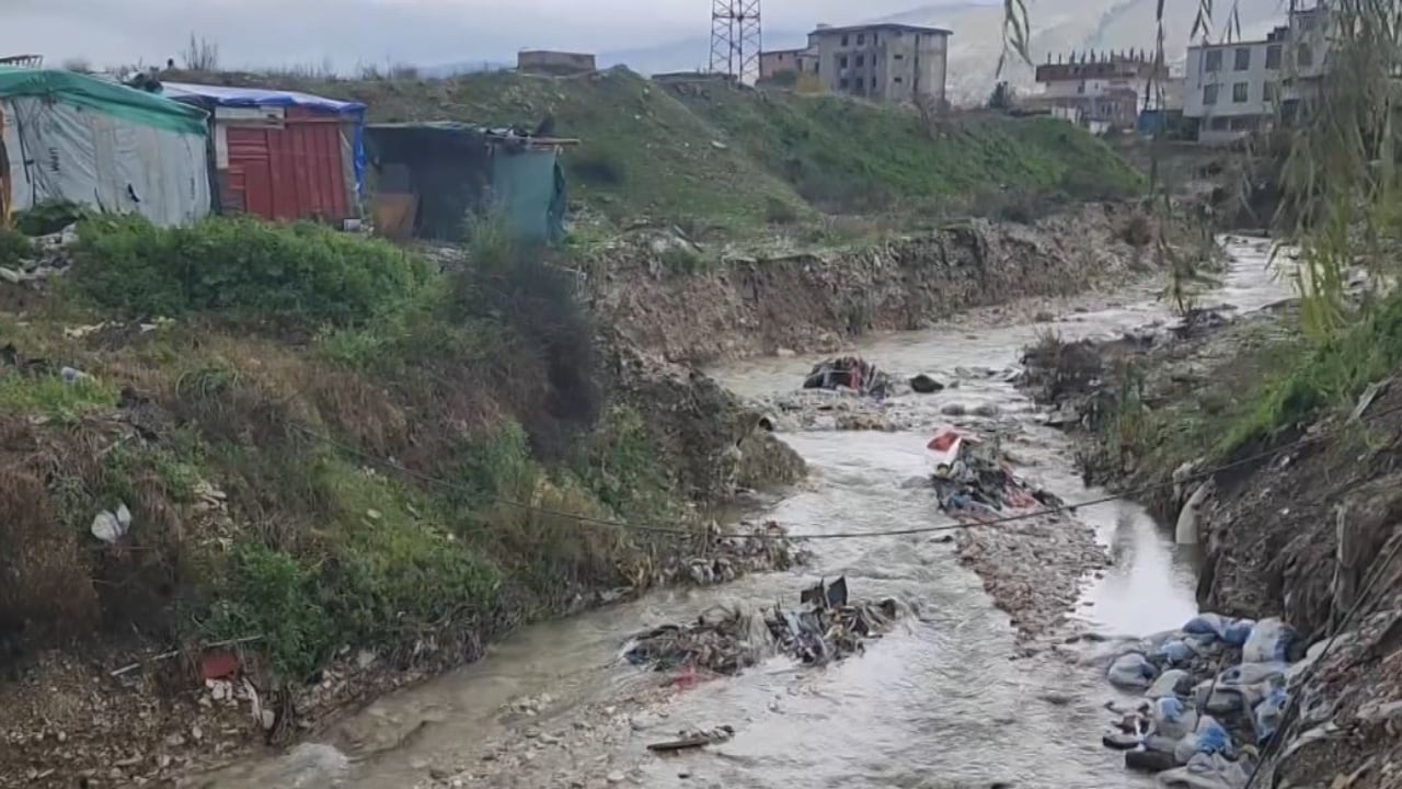 Gjirokastër, rrezikohen 20 familje/ Përkeqësohet moti, reshje shiu në gjithë vendin. Përroi kërcënon shtëpitë