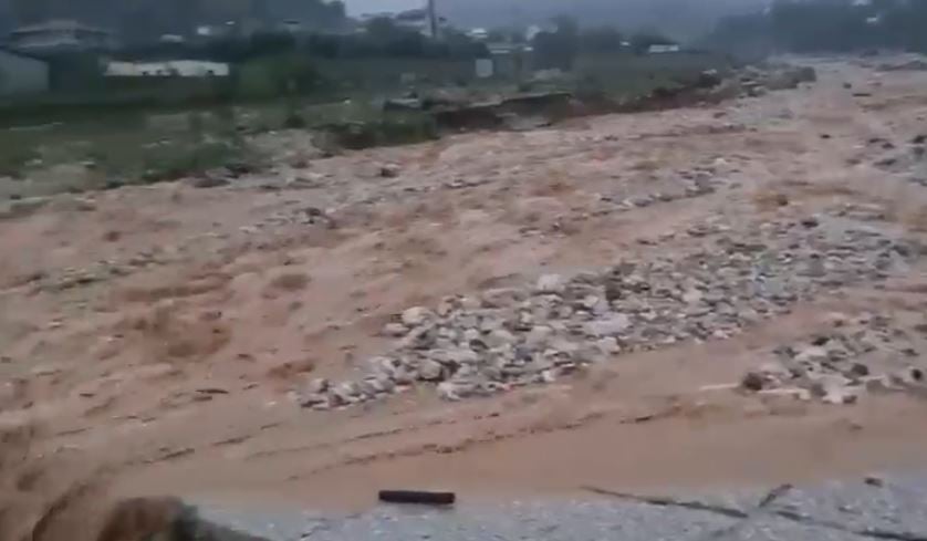 Gjirokastra pa drita, dhjetëra fshatra pa energji elektrike nga moti i keq