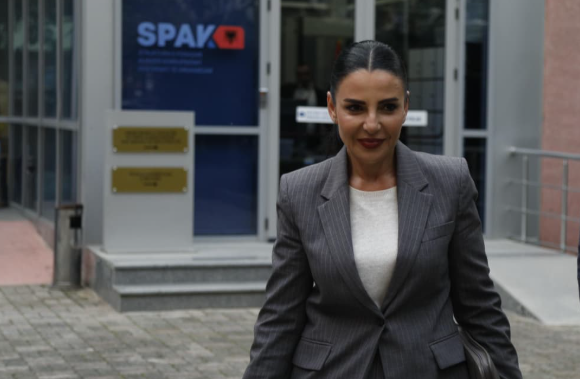 GJKKO pezullon nga detyra Belinda Ballukun, ndalon edhe lëvizjen jashtë vendit – Hetohet për shkelje të barazisë në tendera