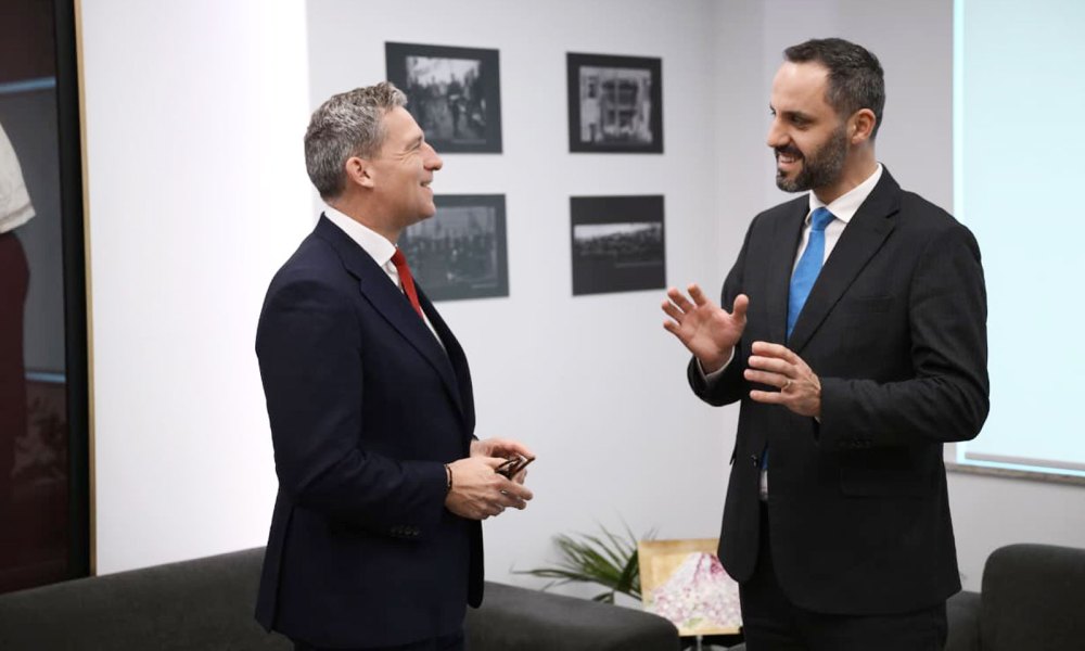 Gjuha e urrejtjes ndaj shqiptarëve/ Lamallari i shqetësuar takon ministrin britanik: Narrativat diskriminuese…