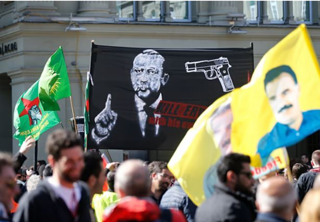 Gjykata e Zvicrës mbështet dënimin e 4 personave që ngritën pankartën: Vrit Erdogan