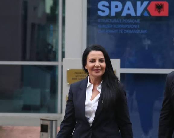 Gjykata shkarkon nga detyra Belinda Ballukun