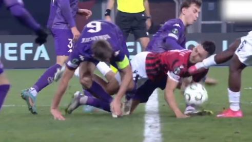 Goditet me shkelm në kokë lojtari, nxirret menjëherë nga fusha e lojës