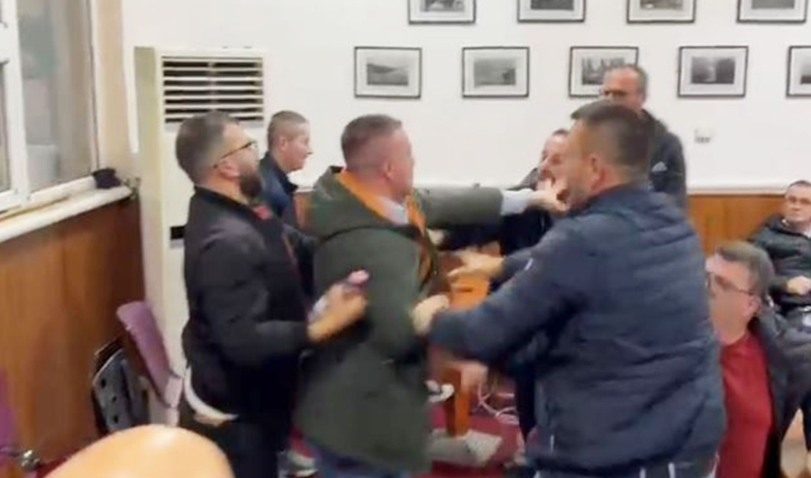 Goditi me grusht këshilltarin, Gjykata liron Muçllarin