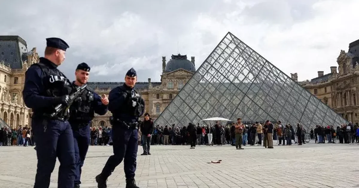 Grabitja e Luvrit, turpi me ‘paswordin’ e kamerave të sigurisë… ishte emri i muzeut