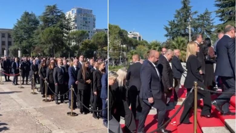 Gramoz Ruçi e deputetët e PS, bëhen bashkë/ Homazhe për ndarjen nga jeta të Fatos Nanos