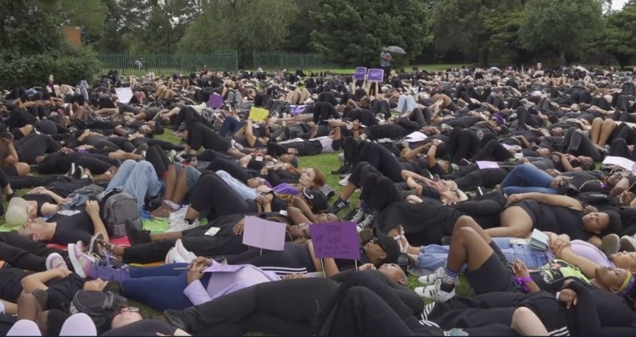 Gratë e Afrikës së Jugut protestojnë kundër vrasjes së grave me një demonstratë të fuqishme kundër vrasjes së grave nga femicidet