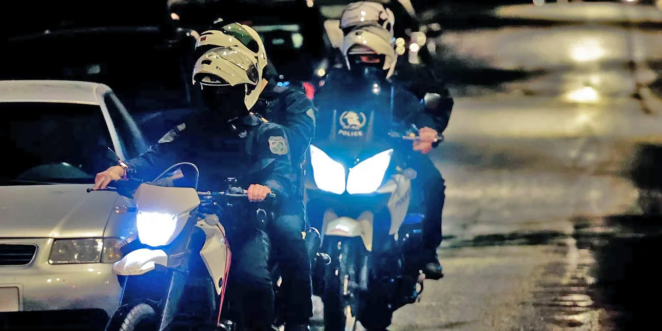 Greqi, gjendet një person i karbonizuar dhe i prangosur brenda një makine të vjedhur, dyshohet se është shqiptar