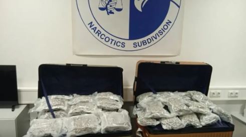 Greqi/ Kapen 44 kg drogë në aeroportin e Athinës, 2 persona të arrestuar