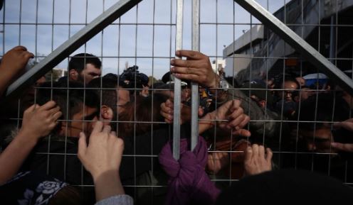 Greqi/ Trazira në kampin e emigrantëve, 25 të arrestuar dhe 2 policë të plagosur