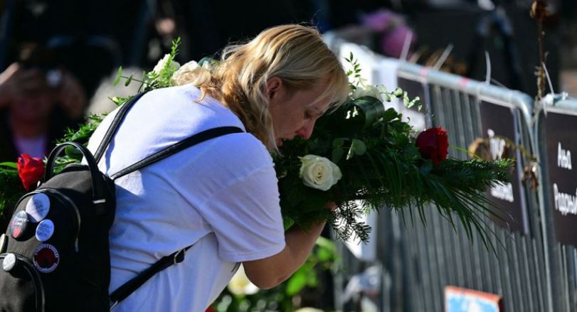 Grevë urie përpara parlamentit/ Nëna e një prej viktimave kërkon drejtësi