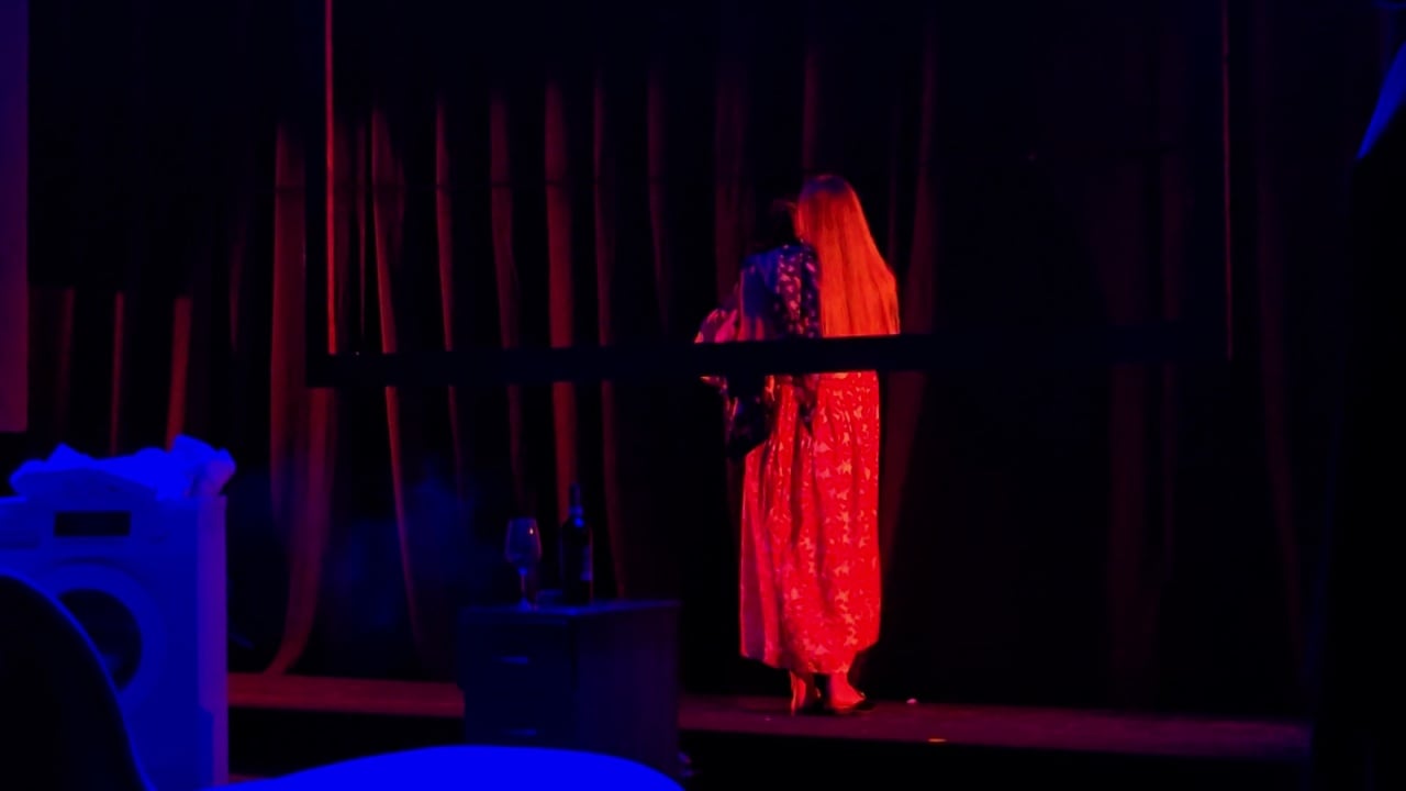 “Gruaja me sirtarë”/ Shfaqet në teatrin ‘Aleksandër Moisiu’ premiera e dramës me mesazhe të forta kundër dhunës