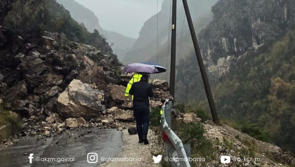 Gurët bllokojnë aksin drejt digës së Bovillës, grupet e emergjencës në terren