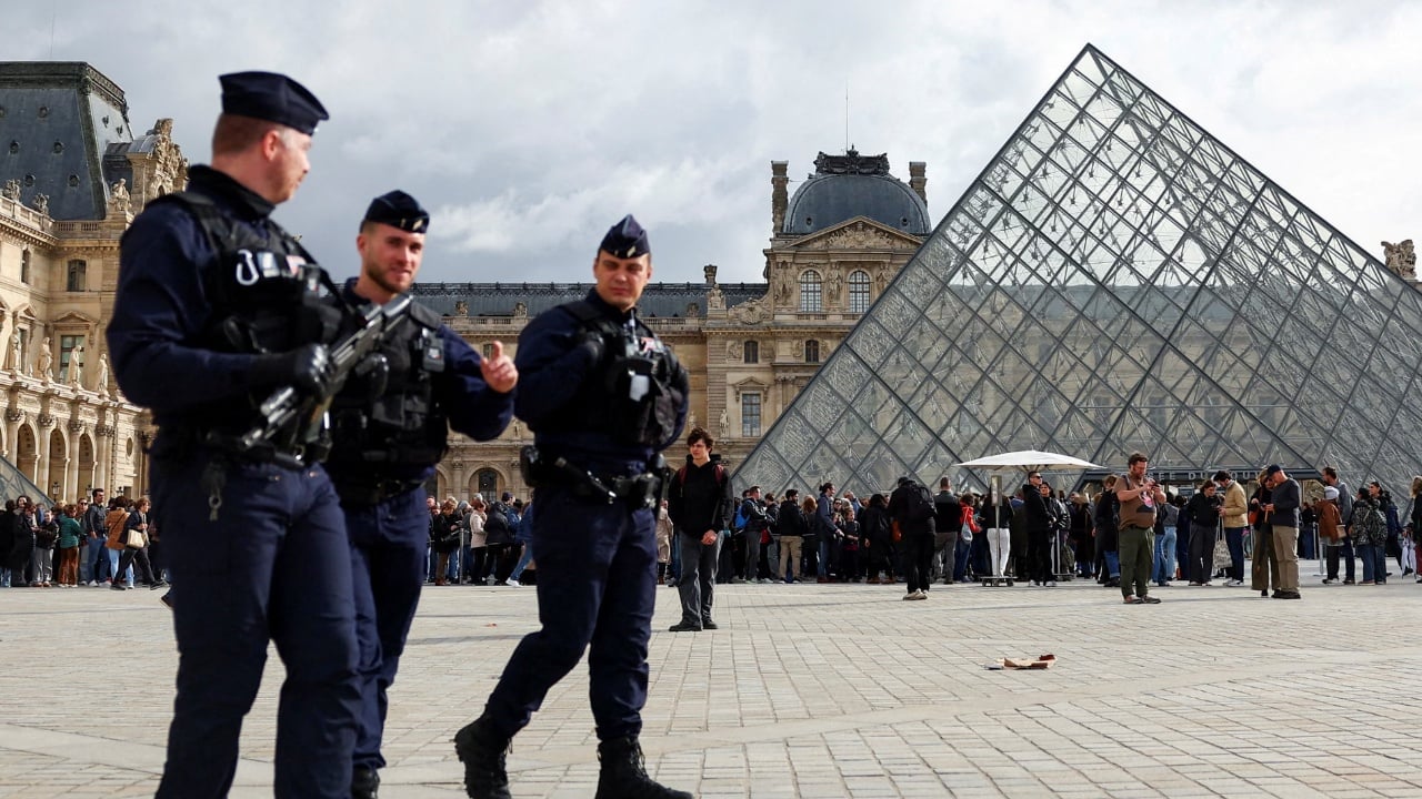 Hajdutë amatorë pas vjedhjes së bujshme në Louvre, prokuroria: Një çift me fëmijë mes të arrestuarve