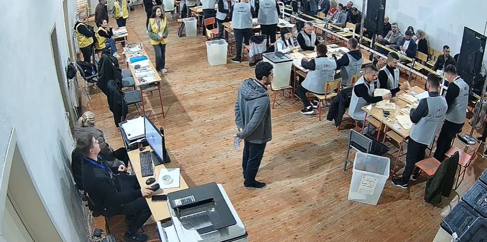 Hapen 18 nga 57 kuti në Cërrik, kryeson kandidati i PS me 2165 vota