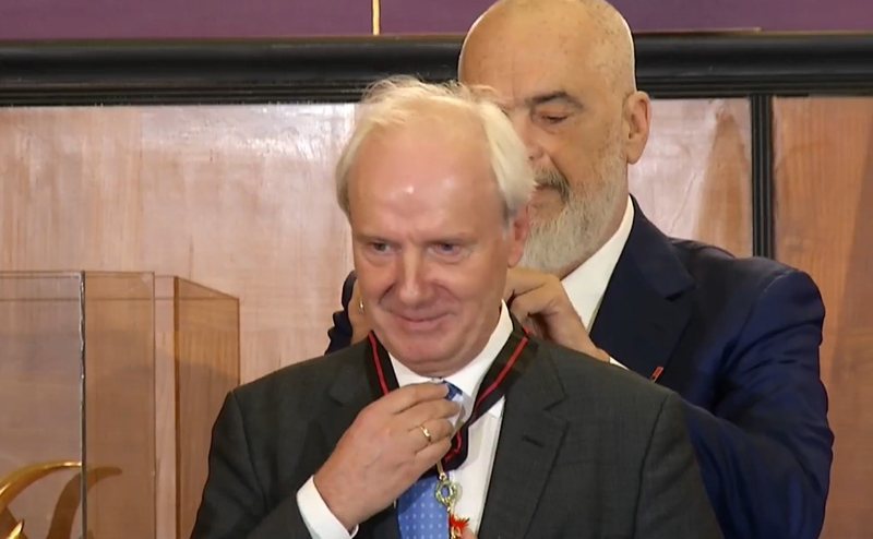 Hasenauer nderohet me “Ylli i Mirënjohjes”. Rama: Nuk do ikësh nga kjo botë si austriak, por…