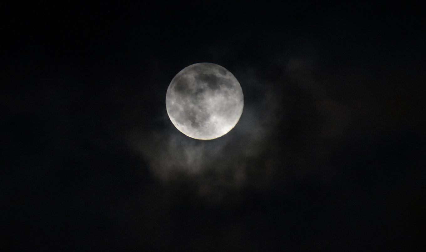 Hëna Castor ndriçon qiellin, është superhëna më e madhe e vitit 2025