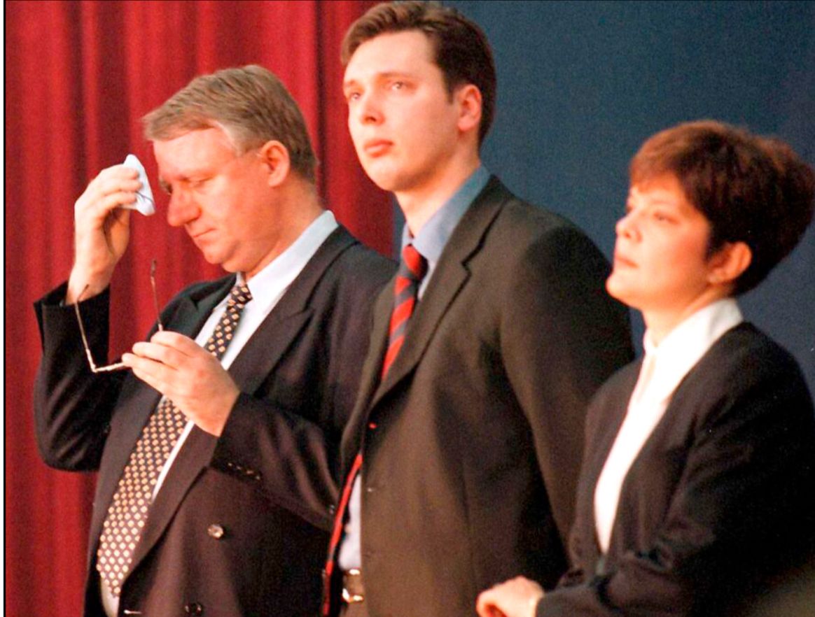 Hija e vitit 1999, si e çoi Vuçiç Shtabin e Përgjithshëm drejt shkatërrimit, ja pazaret e dyshimta me Trump