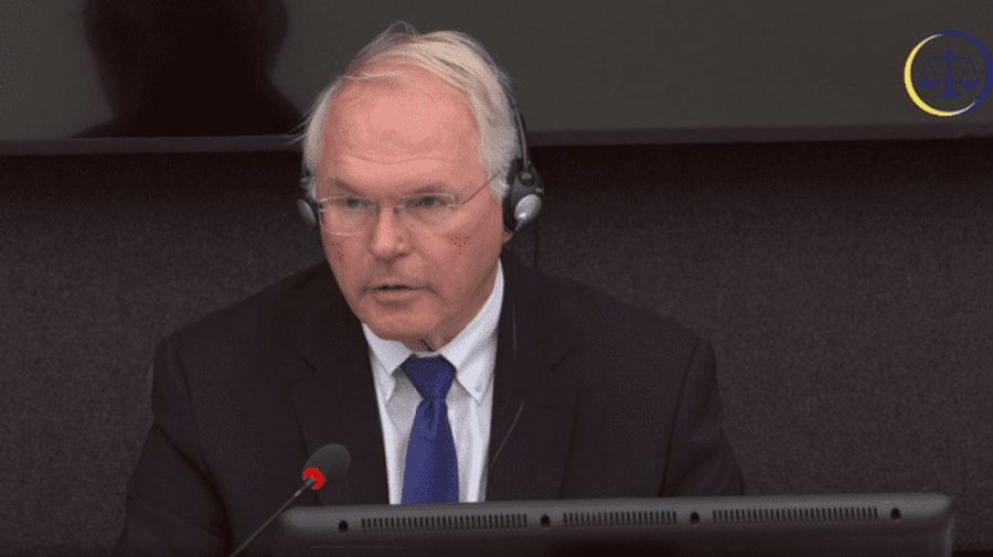 Hill: Gelbard e quajti UÇK-në “terroriste”, sikur i dha sinjal sulmit serb në familjen Jashari