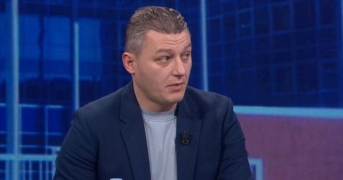 Hisotria e trishtë e zyrtarit të PS që u rrit në jetimore: Nëna mendoi se babai e braktisi, ndaj më la mua..një palë xhinse në vit