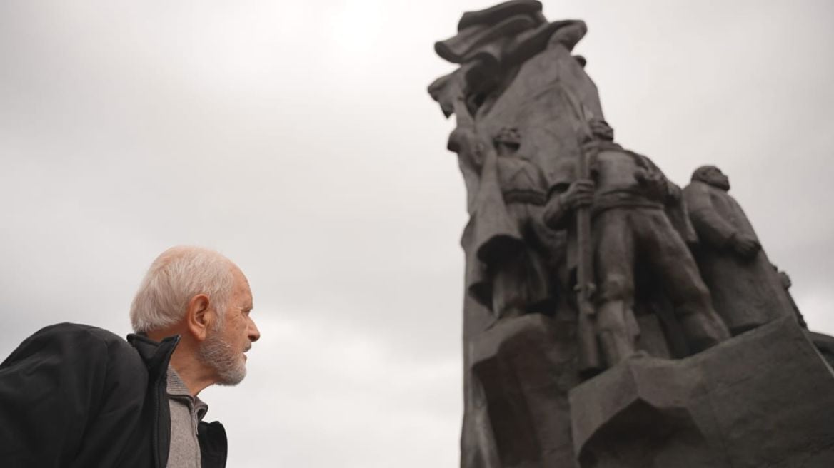 Historia e monumentit të Pavarësisë, skulptori Muntaz Dhrami rrëfen si u realizua para 53 vitesh: Ndryshimet nga letra e Enver Hoxhës dhe aksidenti i babait të Edi Ramës