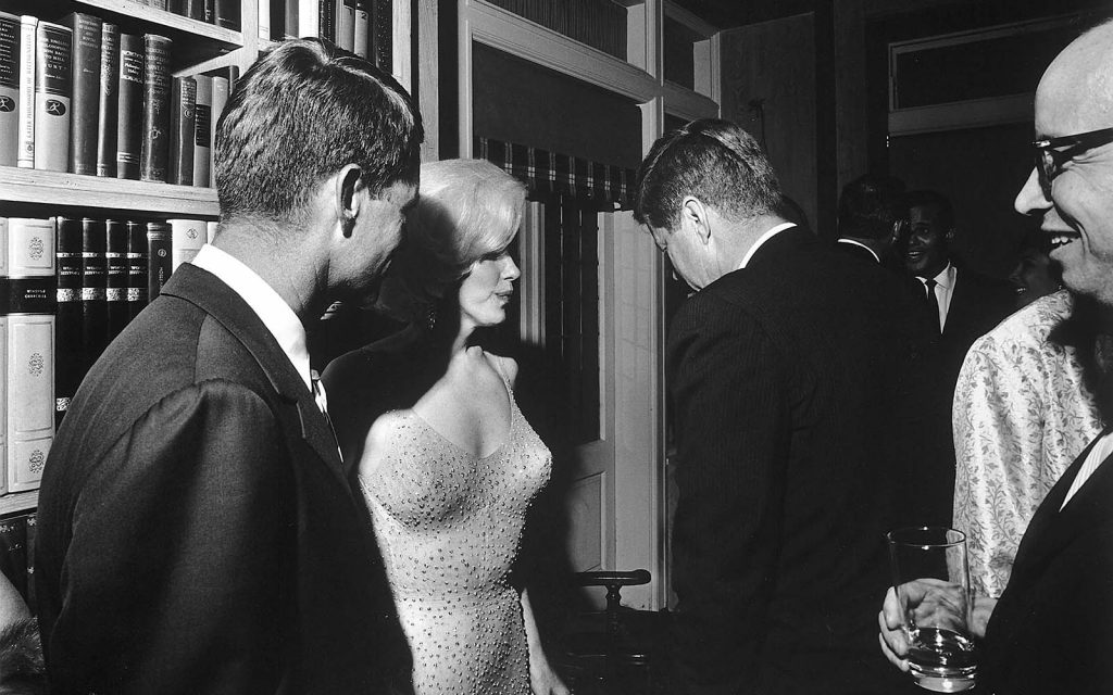 Historia e rrallë: Fotoja e vetme ku shihen Kennedy dhe Monroe, 3 muaj para se ajo të ndahej nga jeta