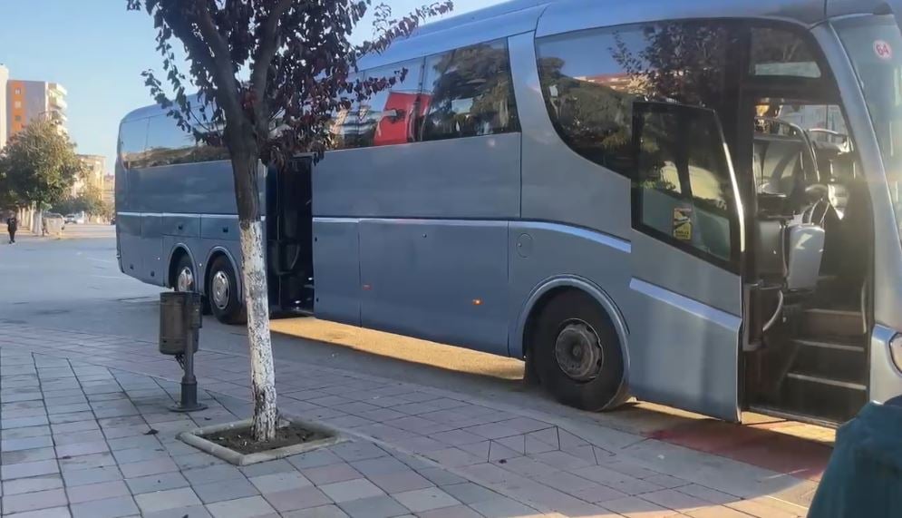 Homazhe në nderim të ish-kryeministrit Fatos Nano, dhjetëra qytetarë fierakë nisen drejt Tiranës