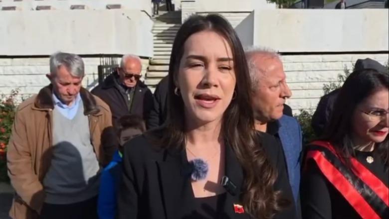 Homazhe në varrezat e Dëshmorëve, deputetja e PS ngatërron Ditën e Çlirimit me Pavarësinë