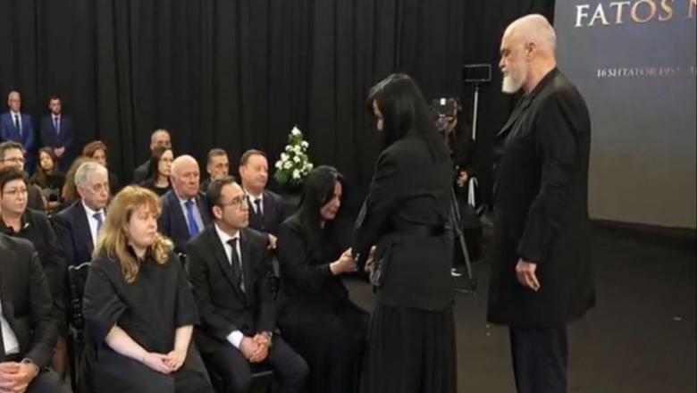 Homazhet për Fatos Nanon/ Kryeministri Rama mbërrin në ceremoni i shoqëruar nga bashkëshortja