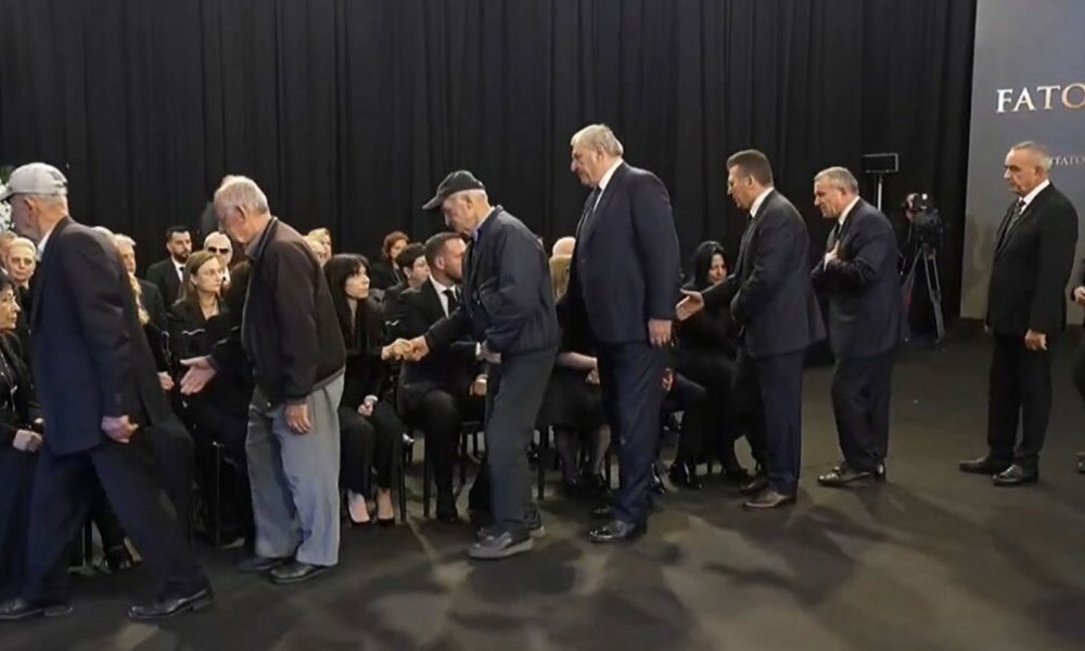 Homazhet për Fatos Nanon/ Mbërrijnë figura politike në hollin e Pallatit të Kongreseve (FOTO)