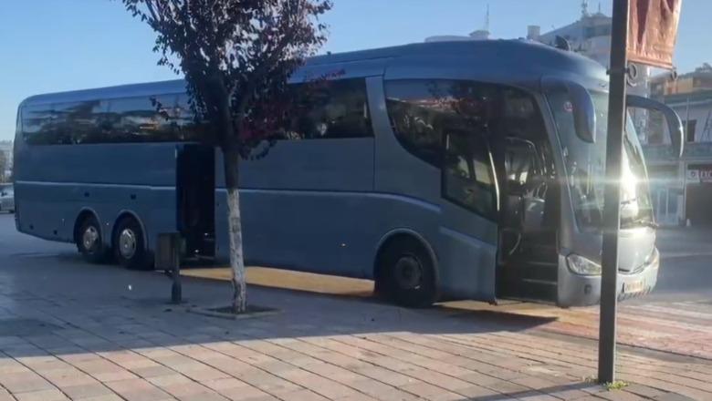 Homazhet për ish-kryeministrin/ Vdekja e Fatos Nanos, dhjetëra qytetarë nga Fieri nisen drejt Tiranës në nderim…