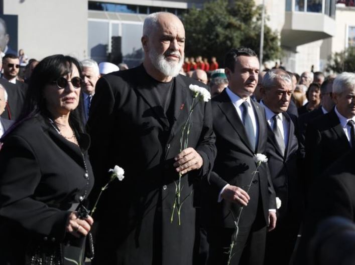 Homazhet për Nanon/ Rama krah Ruçit, Kurtit dhe Ahmetit (FOTO)