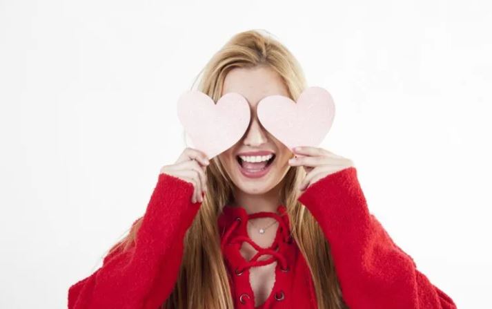 Horoskop/ 5 shenjat e zodiakut që do të favorizohen në dashuri