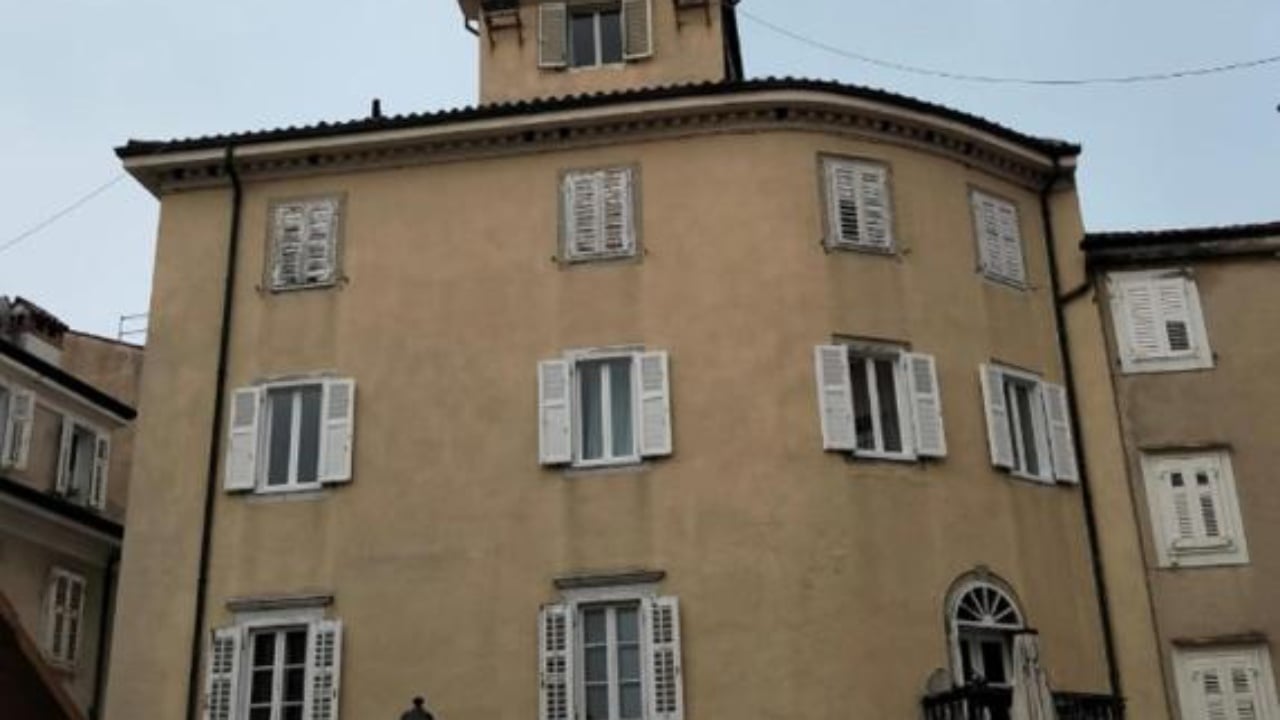 Horror në Itali/ Nëna vret dalin 9-vjeçar, i pret fytin me thikë