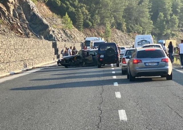 Humbi kontrollin e automjetit dhe doli nga rruga, lëndohet shoferi dhe dy pasagjeret në Durrës